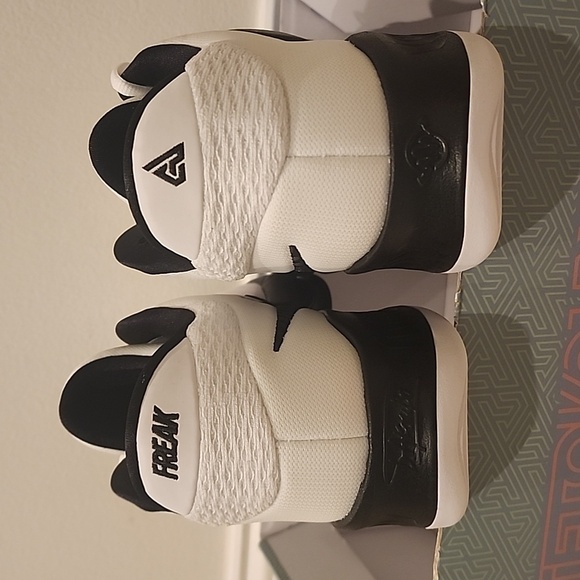 Men's Nike Zoom Freak 4 TB, White/Black-White. Size 11 - Picture 8 of 11